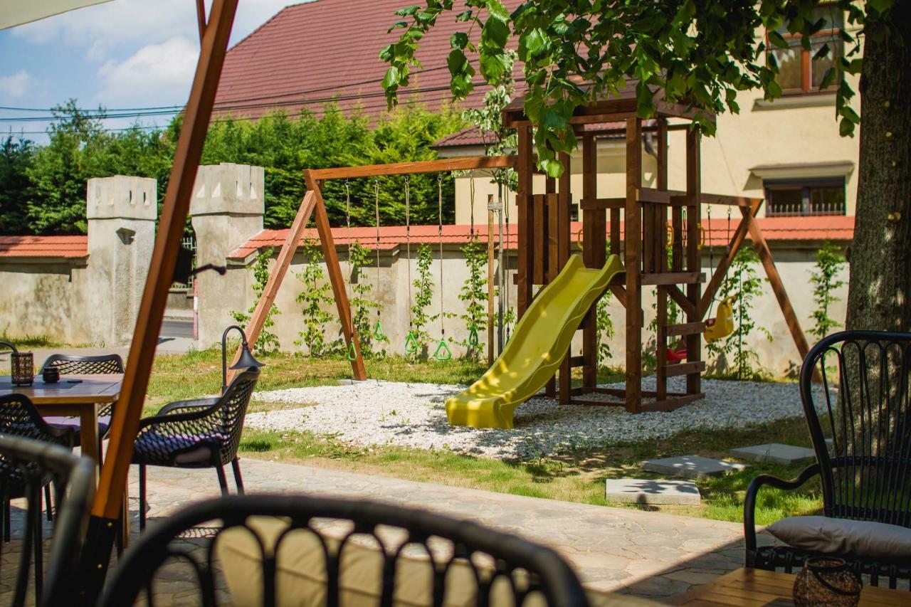 Penzion Kuria Nové Mesto nad Váhom エクステリア 写真